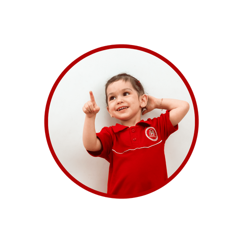 Estudantes do ensino fundamental da Maple Bear aprendem nomes de lugares em ingles, no globo terrestre.