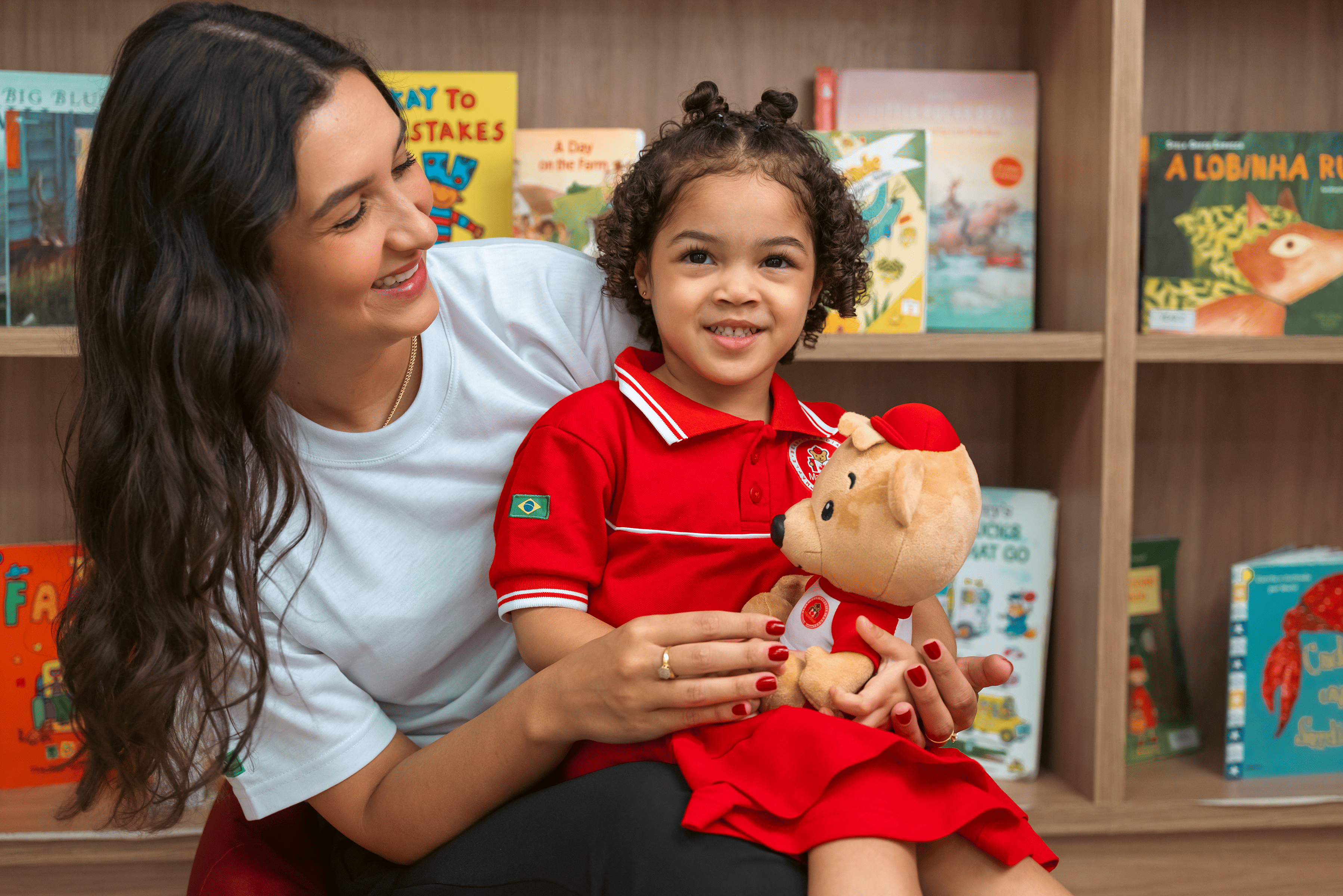 Estudantes do ensino fundamental da Maple Bear aprendem nomes de lugares em ingles, no globo terrestre.