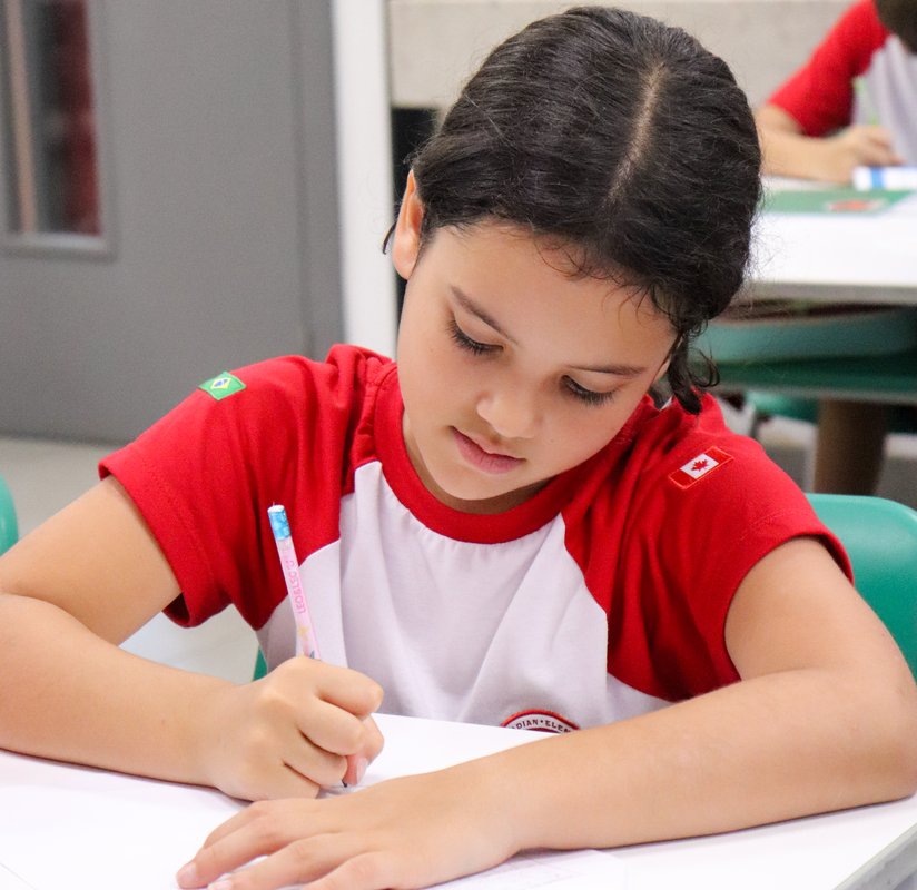 Menina estudando
